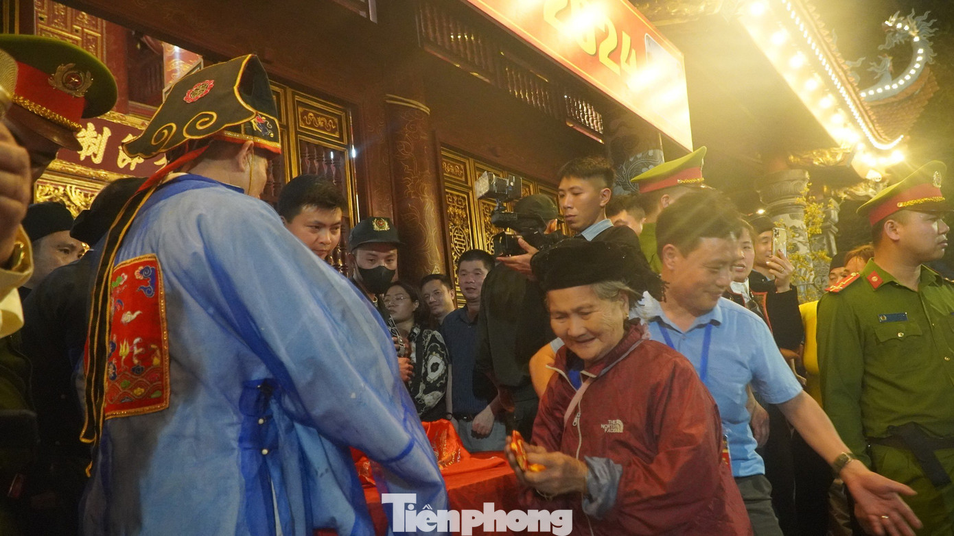 Tới giờ "thiêng” (thời khắc đầu tiên của ngày Mão), thầy Mo bước từ cung cấm ra, cùng các trai đinh và dân bản cử hành làm lễ hiến sinh, cầu mong mùa màng tươi tốt, mưa thuận gió hòa, cầu cho linh hồn các anh hùng đã hy sinh tại thác Ghềnh Ngai.