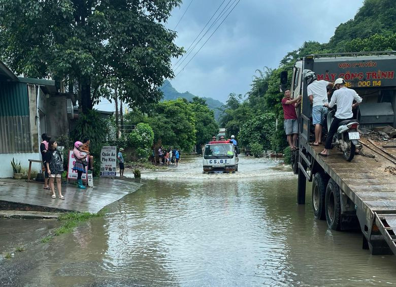 Đường tỉnh lộ 153 bị ngập úng gây ách tắc giao thông cục bộ.