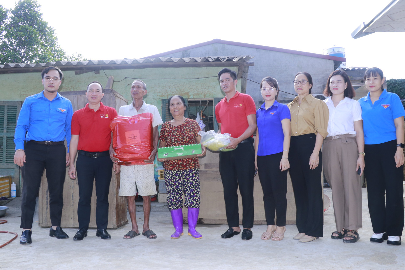 Trung ương đoàn và Sabeco trao hỗ trợ cho gia đình có hoàn cảnh khó khăn bị ảnh hưởng do bão số 3 gây ra tại Yên Bái.