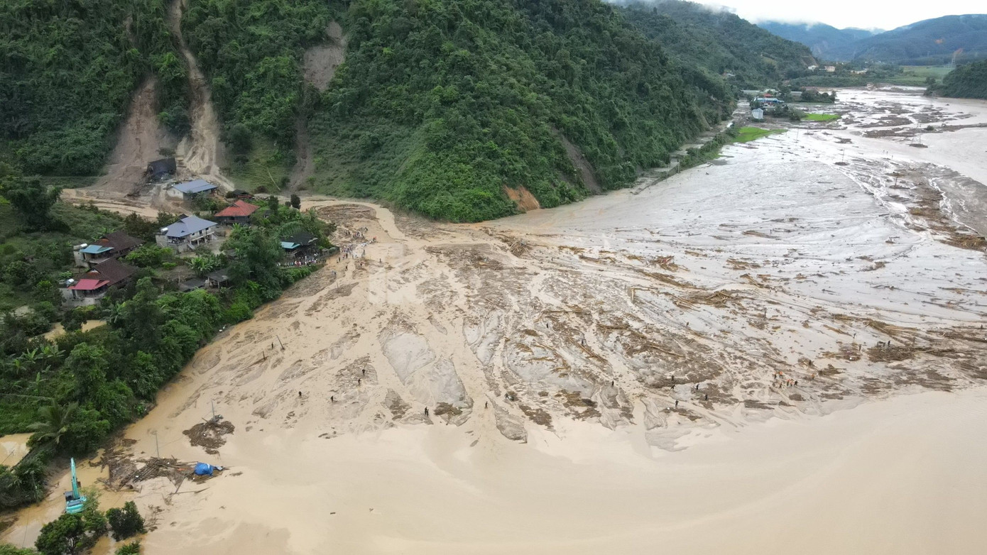 Ông Ngô Xuân Chinh, Phó Chủ tịch Thường trực UBND huyện Điện Biên cho biết: "Hiện, các lực lượng chức năng đang chia làm 2 mũi, mũi thứ nhất tổ chức tìm kiếm những người hiện còn đang mất tích. Mũi thứ hai tổ chức di dời tài sản của những hộ gia đình có khả năng bị sạt lở tiếp theo nếu như tiếp tục có mưa lớn xảy ra. Đồng thời tổ chức thăm hỏi, động viên, giúp đỡ cùng gia đình lo hậu sự cho những người đã mất".