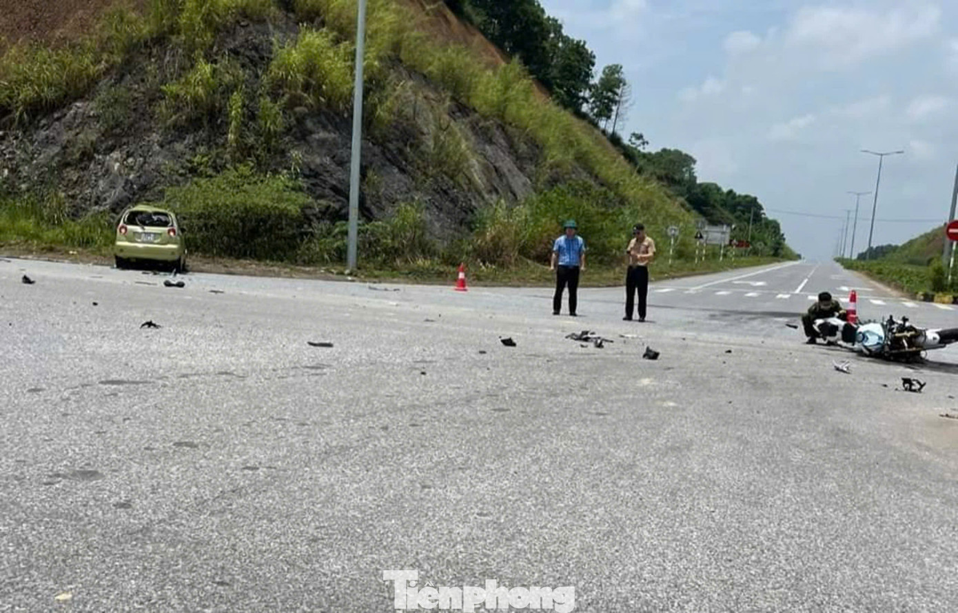Hiện trường vụ tai nạn giữa xe mô tô phân khối lớn và xe ô tô khiến 3 người bị thương.