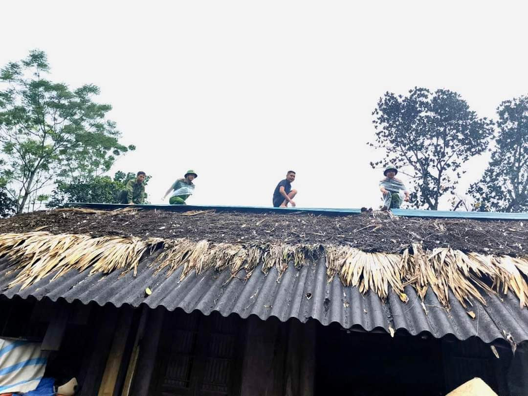 Hơn 100 ngôi nhà trên địa bàn tỉnh Yên Bái bị tốc mái.