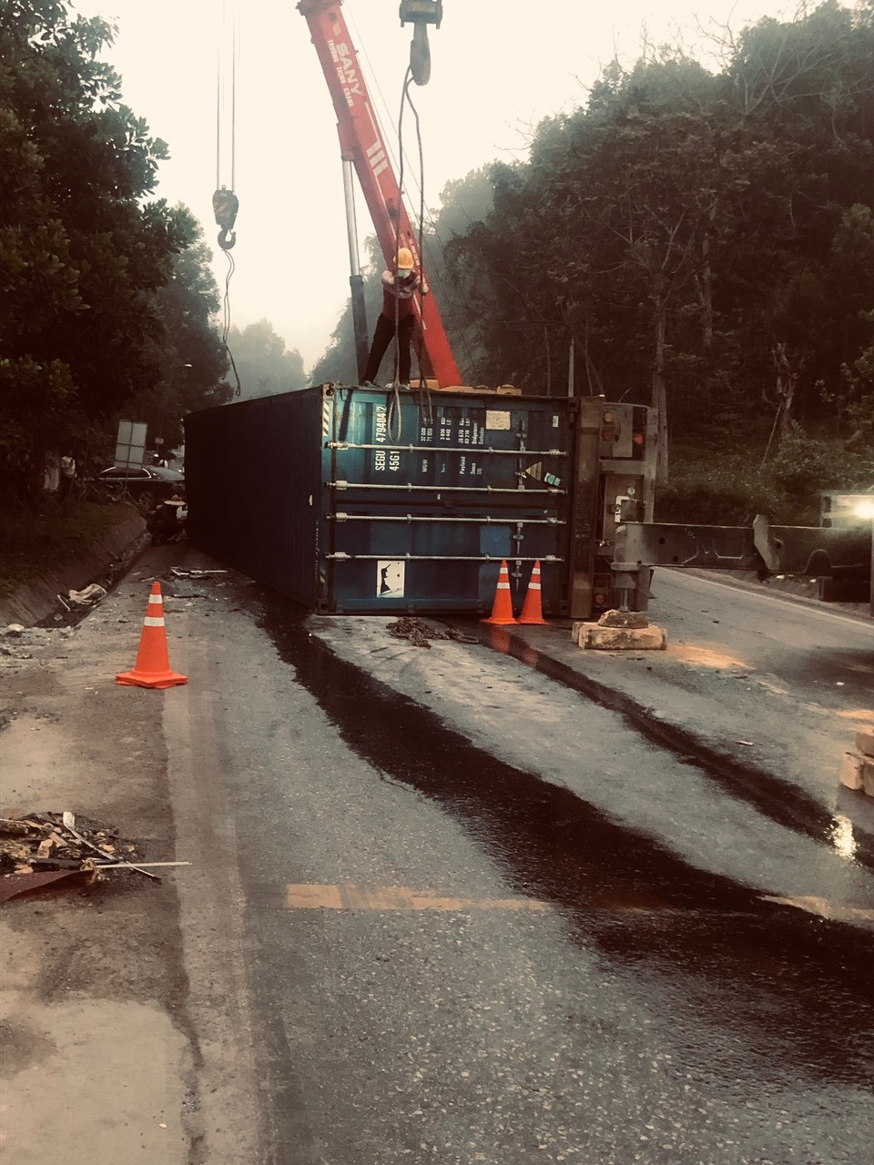 Đến sáng 5/3, lực lượng chức năng đang điều tra, làm rõ nguyên nhân vụ tai nạn. Đến sáng 5/3, lực lượng chức năng đang điều tra, làm rõ nguyên nhân vụ tai nạn.