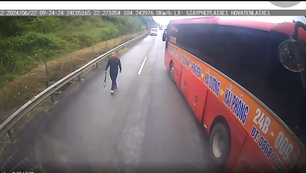 Cơ quan chức năng đang tiến hành triệu tập các đối tượng có hành vi dừng xe trên cao tốc, hành hung người khác. Cơ quan chức năng đang tiến hành triệu tập các đối tượng có hành vi dừng xe trên cao tốc, hành hung người khác.