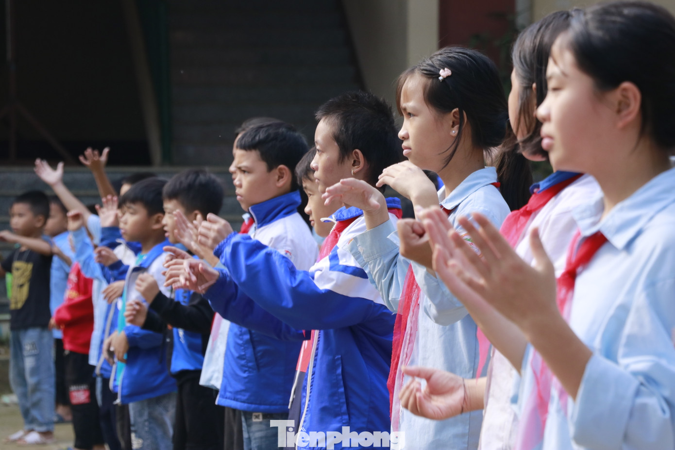 Trong đám đông, những em bé, những em bé, cô bé Làng Nủ dù trên người vẫn còn những vết thương do bão lũ gây ra nhưng cũng đã có mặt tại trường theo học, các em nhanh chóng hòa đồng cùng các bạn học sinh tại trường.