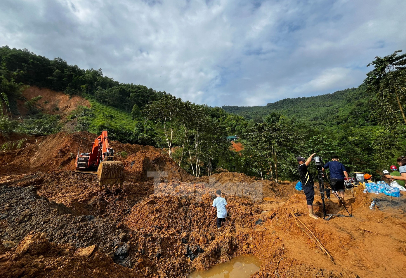 Đến 9h30 sáng nay (14/7), tại hiện trường vụ sạt lở, Chủ tịch UBND tỉnh Hà Giang Nguyễn Văn Sơn, nghe báo cáo của các lực lượng, đã chỉ đạo kết thúc công tác tìm kiếm nạn nhân.