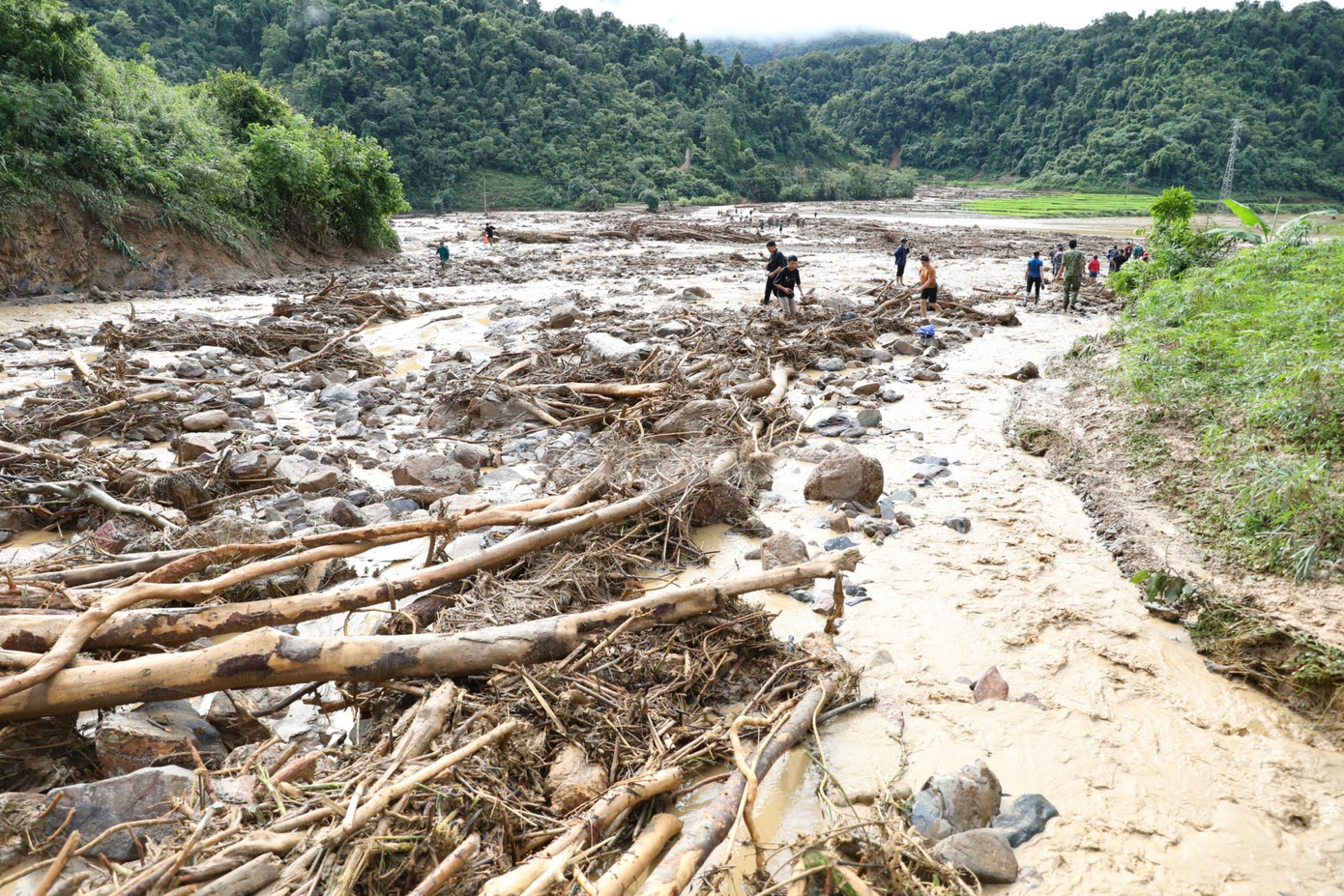 Có mặt tại hiện trường trận lũ quét, PV Tiền Phong ghi nhận khung cảnh tan hoang nơi cơn lũ vừa đi qua, những gương mặt người dân vẫn chưa hết bàng hoàng sau một đêm chạy lũ.