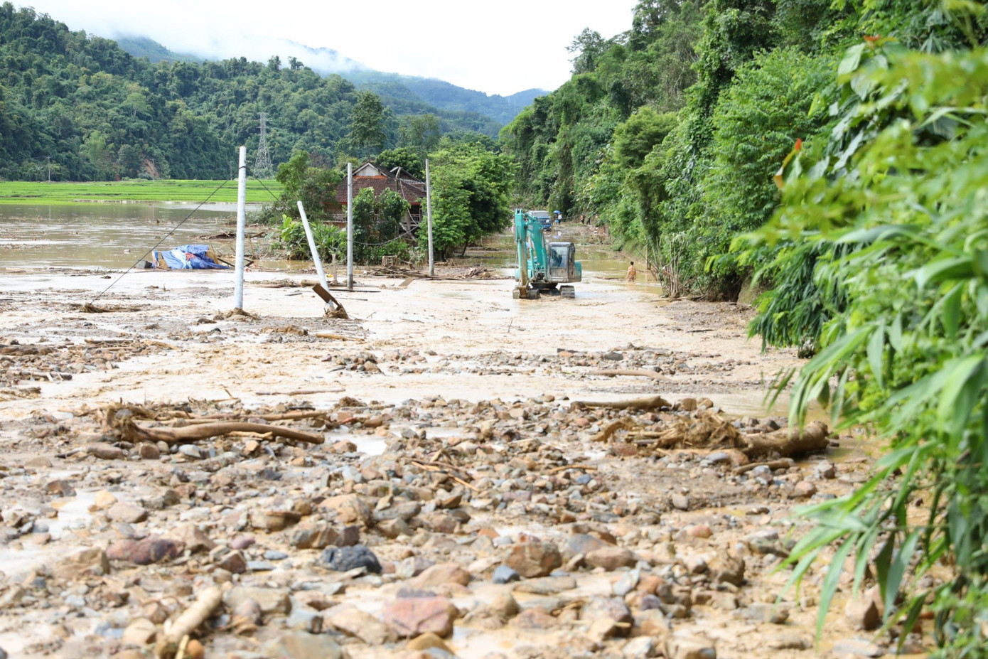Tại hiện trường, các đơn vị chức năng huy động hơn chục máy xúc, máy ủi khẩn trương xúc bùn, đất trên Quốc lộ 12; tuy nhiên công tác khắc phục đang hết sức khó khăn, vì lượng đất đá rất lớn vẫn tiếp tục trượt từ trên núi xuống.