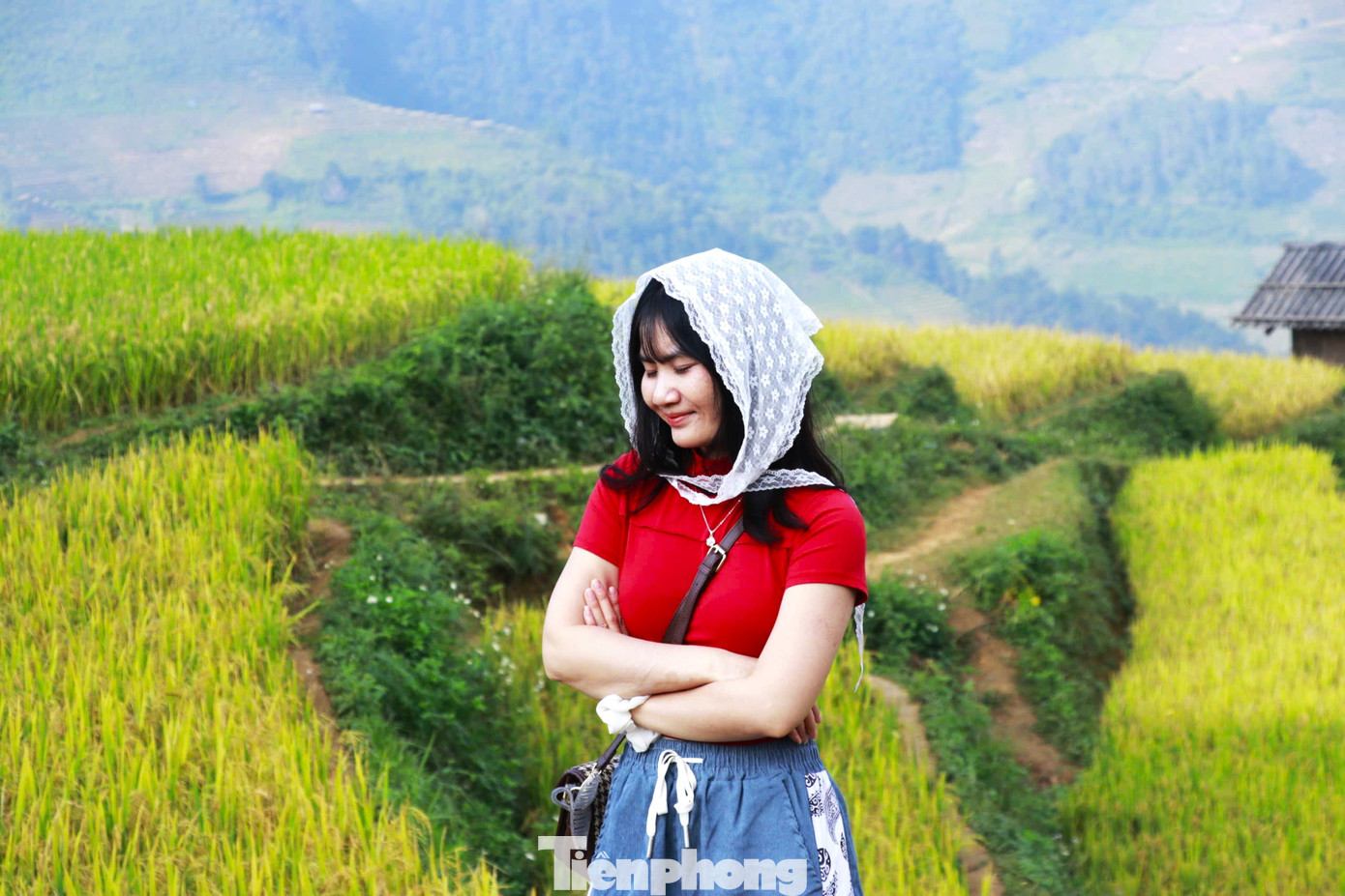 Trong ánh nắng rực rỡ, không gian hùng vỹ, trữ tình, các bạn trẻ say mê chụp lại khoảnh khắc tuyệt đẹp của mùa lúa chín.