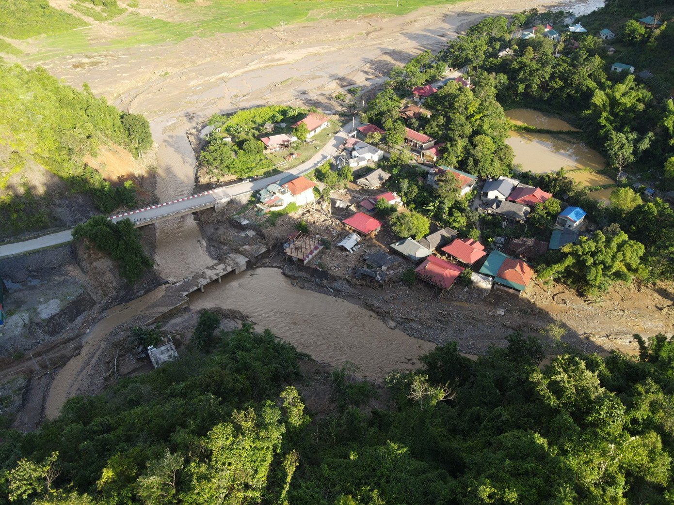 Tin Tốc là bản đồng bào dân tộc Khơ Mú sinh sống, có 75 hộ, hơn 300 nhân khẩu. Sau trận lũ quét xảy ra rạng sáng ngày 25/7 tại xã Mường Pồn (huyện Điện Biên, tỉnh Điện Biên), may mắn bản không có thiệt hại về người. Nhưng hiện nay giao thông bị chia cắt cục bộ, người dân không điện, thiếu nước sạch và các nhu yếu phẩm. Tin Tốc là bản đồng bào dân tộc Khơ Mú sinh sống, có 75 hộ, hơn 300 nhân khẩu. Sau trận lũ quét xảy ra rạng sáng ngày 25/7 tại xã Mường Pồn (huyện Điện Biên, tỉnh Điện Biên), may mắn bản không có thiệt hại về người. Nhưng hiện nay giao thông bị chia cắt cục bộ, người dân không điện, thiếu nước sạch và các nhu yếu phẩm.