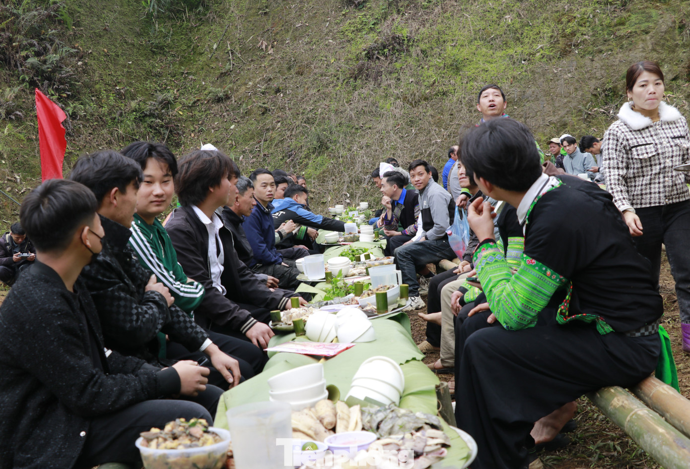 Một điều đặc biệt trong lễ cúng rừng của người Mông ở Nà Hẩu, các gia đình cử người trong nhà cùng hộ khác trong thôn bản nấu đồ ăn ngay tại cánh rừng thiêng của thôn. Sau khi lễ diễn ra, các gia đình cùng nhau ăn cơm trên những chiếc bàn tre tự làm ngay tại bìa rừng.
