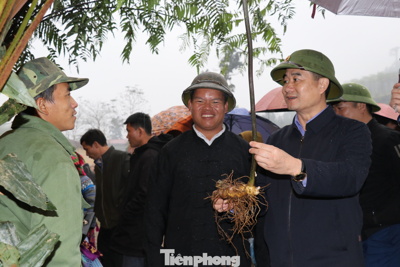 Ông Vũ Xuân Bá, Bí thư Đảng Ủy xã Nà Hẩu cho biết: “Năm nay Tết rừng của người dân chúng tôi tổ chức to hơn mọi năm và sang năm còn tiếp tục mở rộng. Đây là hoạt động nhằm giữ gìn và bảo tồn nét văn hóa được truyền qua nhiều đời của người Mông Nà Hẩu. Do vậy mọi người dân ở các thôn đều tham gia hoạt động này".