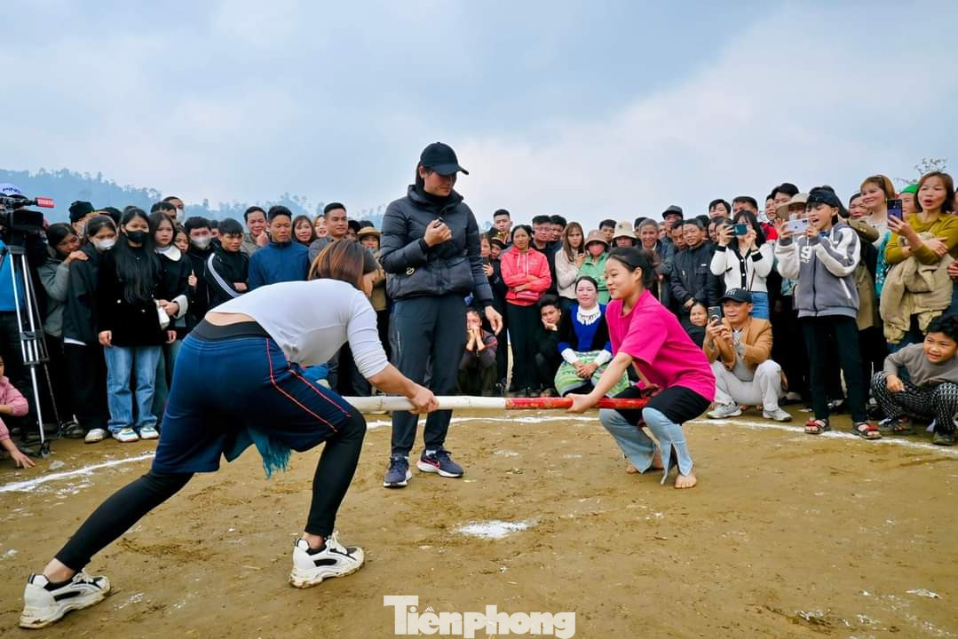 Trong khuôn khổ lễ hội, xã Nà Hẩu đã tổ chức thi đấu và biểu diễn các trò chơi dân gian, tiết mục văn hóa văn nghệ của người Mông như đánh quay, đẩy gậy, kéo co, bắn nỏ... và các tiết mục kèn môi, kèn lá, múa khèn, múa gậy sênh tiền, hát đối của người Mông.