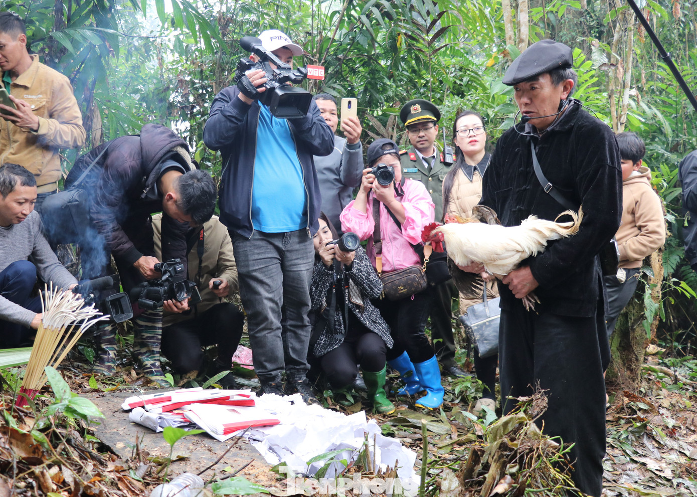 Lễ Cúng rừng là nghi lễ truyền thống quan trọng bậc nhất của người Mông, để cầu mong Thần rừng mang lại cuộc sống ấm no cho dân bản. Đây cũng là dịp để nhân dân trong bản lên kế hoạch cho việc bảo vệ rừng cả năm.