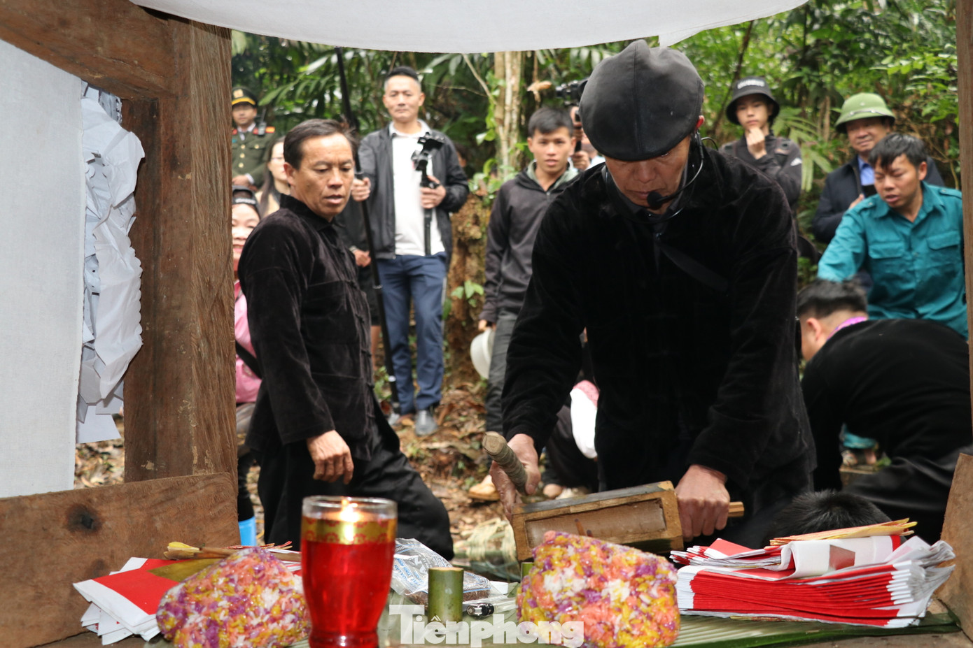 Theo quan niệm của người Mông, những cánh rừng xanh, rừng cấm, rừng thiêng gần bản là nơi chở che dân bản tránh cái gió, tránh lũ ống, lũ quét, cho dân bản sản vật để ăn, nguồn nước để uống và tưới tiêu cho đồng ruộng. Giữ cánh rừng luôn tươi tốt cũng chính là giữ cho dân bản luôn bình an, no ấm.