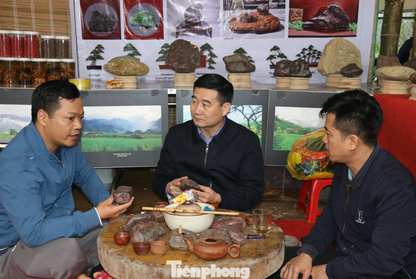 Đặc biệt, Nà Hẩu đã tổ chức Hội Chợ quê người Mông quy mô 20 gian hàng với các sản phẩm đặc trưng, độc đáo của địa phương như gạo cẩm, gạo nếp nương, thảo quả, sa nhân, các loại rau củ quả…