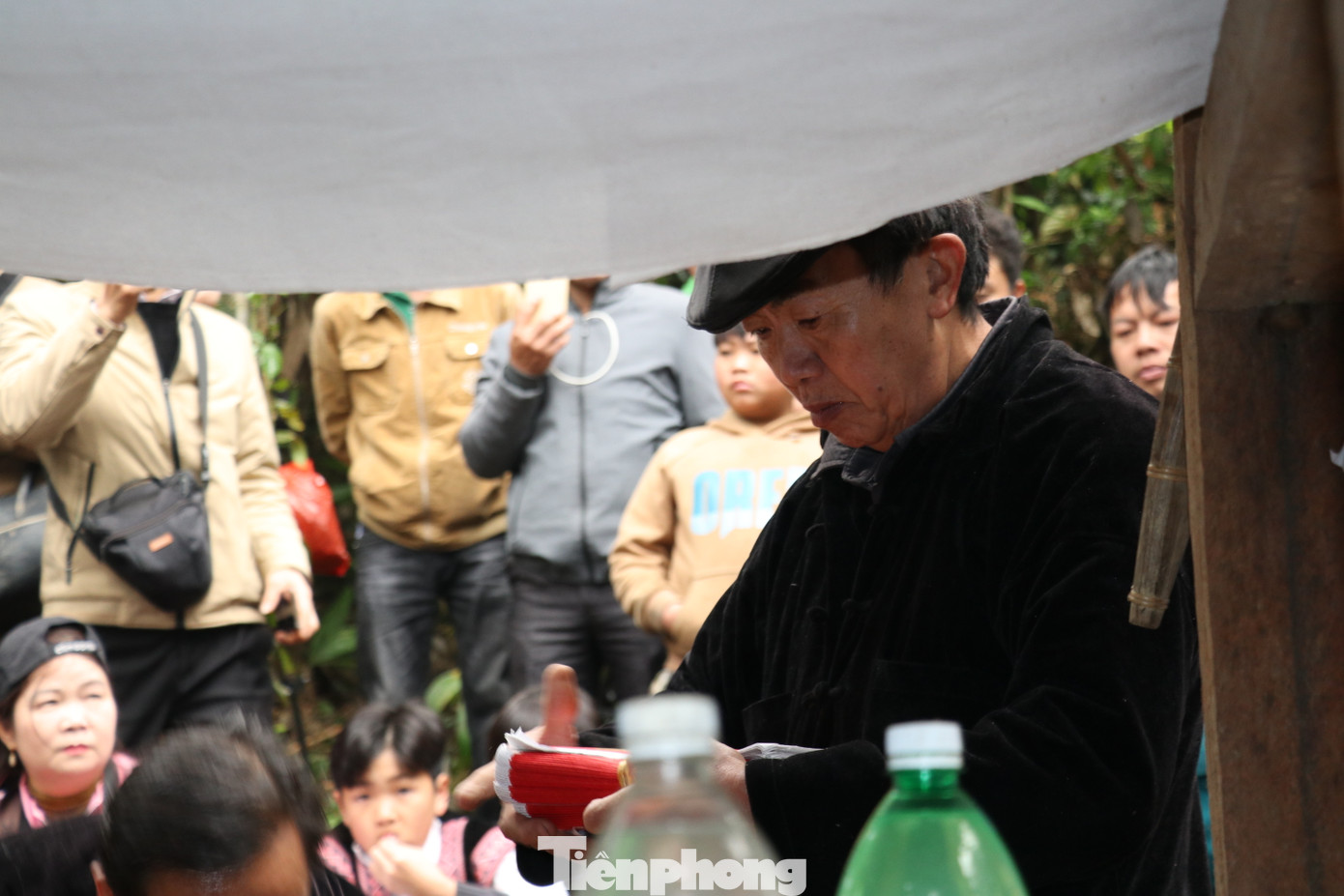 Sau lễ hội Tết rừng, theo tập tục của người Mông, các thôn bản của xã Nà Hẩu đều cấm rừng 3 ngày để tạ ơn thần Rừng. Cũng trong ba ngày này, mọi người tuyệt đối thực hiện các điều kiêng kỵ đã được quy định theo luật tục đó là không đi vào rừng chặt cây xanh, không đem lá xanh từ rừng về nhà, không đào củ, bẻ măng, không đào đất, không thả rông gia súc, không phơi quần áo ngoài trời, không xay ngô, giã gạo…