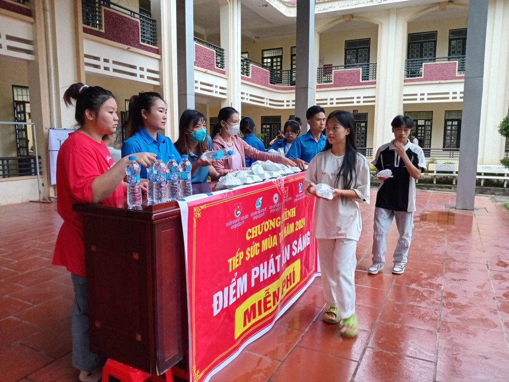 Điểm phát nước uống và đồ ăn sáng miễn phí tại các điểm thi trong huyện Nậm Pồ. Điểm phát nước uống và đồ ăn sáng miễn phí tại các điểm thi trong huyện Nậm Pồ.