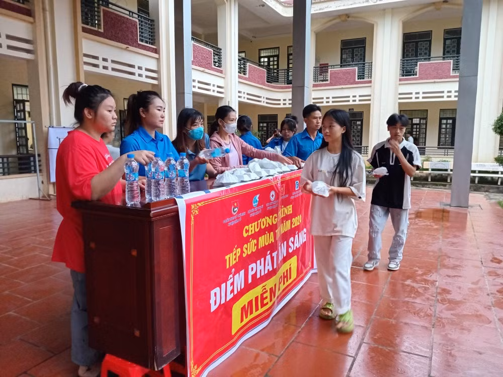 Điểm phát nước uống và đồ ăn sáng miễn phí tại các điểm thi trong huyện Nậm Pồ.