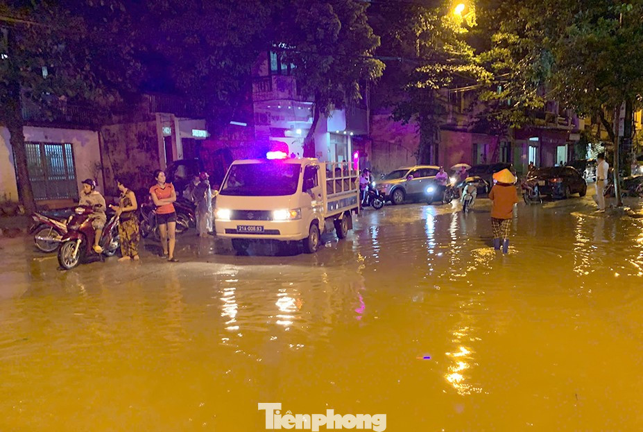 Ngay khi nắm bắt thông tin nước dâng trên các tuyến phố giáp bờ sông Hồng, chính quyền địa phương đã huy động các lực lượng quân sự, công an hỗ trợ người dân di dời tài sản, cảnh báo khu vực ngập úng, theo dõi tình hình mực nước tại các tuyến phố để kịp thời đối phó.