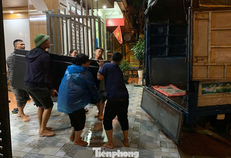 Để đề phòng tình trạng ngập úng xảy ra, người dân tại các tuyến đường giáp sông Hồng khẩn trương di chuyển đồ đạc đến nơi an toàn.