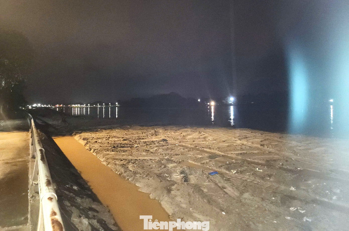 Đến 21h ngày 1/10, mực nước trên sông Hồng là 31,66m (dưới báo động BĐ3 là 0,34m).