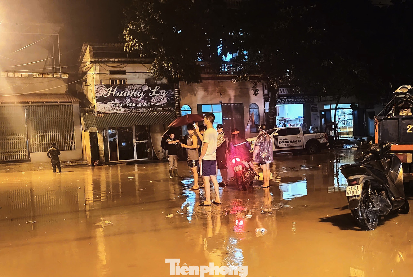 Nước sông dâng cao đã tràn vào đường Thanh Niên và đường kè sông Hồng ở các khu vực trũng thuộc các tổ dân phố Hồng Tân, Hồng Phú, Hồng Thái, Hồng Thanh, phường Hồng Hà, thành phố Yên Bái. Một số vị trí nước đã cao khoảng 50 - 70cm.