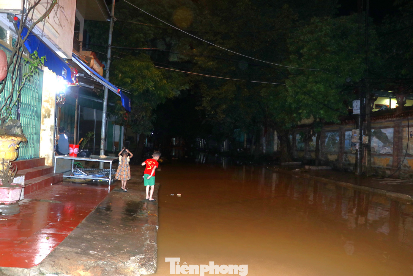 Ban Chỉ huy Phòng chống thiên tai - Tìm kiếm cứu nạn phường Hồng Hà, thành phố Yên Bái đề nghị các tiểu ban Phòng chống thiên tai - Tìm kiếm cứu nạn các tổ dân phố tiếp tục nắm diễn biến, tình hình mưa lũ kịp thời thông báo để các tổ chức, cơ quan, đơn vị và nhân dân biết chủ động phương án ứng phó, di dời người và tài sản đến nơi an toàn để giảm thiểu thấp nhất thiệt hại do mưa lũ gây ra khi nước sông Hồng dâng cao gây ngập lụt.