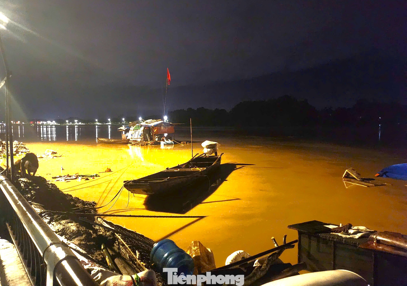 Từ chiều và tối 1/10, mực nước sông Hồng (sông Thao) đoạn qua địa phận thành phố Yên Bái liên tục dâng cao.