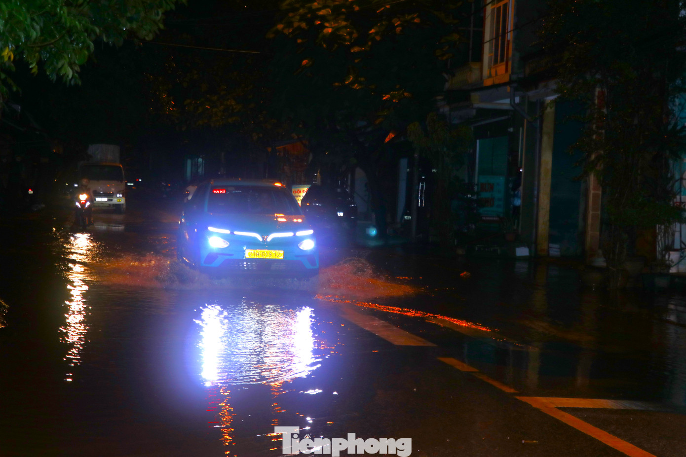 Ban Chỉ huy Phòng chống thiên tai - Tìm kiếm cứu nạn phường Hồng Hà, thành phố Yên Bái đề nghị các tiểu ban Phòng chống thiên tai - Tìm kiếm cứu nạn các tổ dân phố tiếp tục nắm diễn biến, tình hình mưa lũ kịp thời thông báo để các tổ chức, cơ quan, đơn vị và nhân dân biết chủ động phương án ứng phó, di dời người và tài sản đến nơi an toàn để giảm thiểu thấp nhất thiệt hại do mưa lũ gây ra khi nước sông Hồng dâng cao gây ngập lụt.