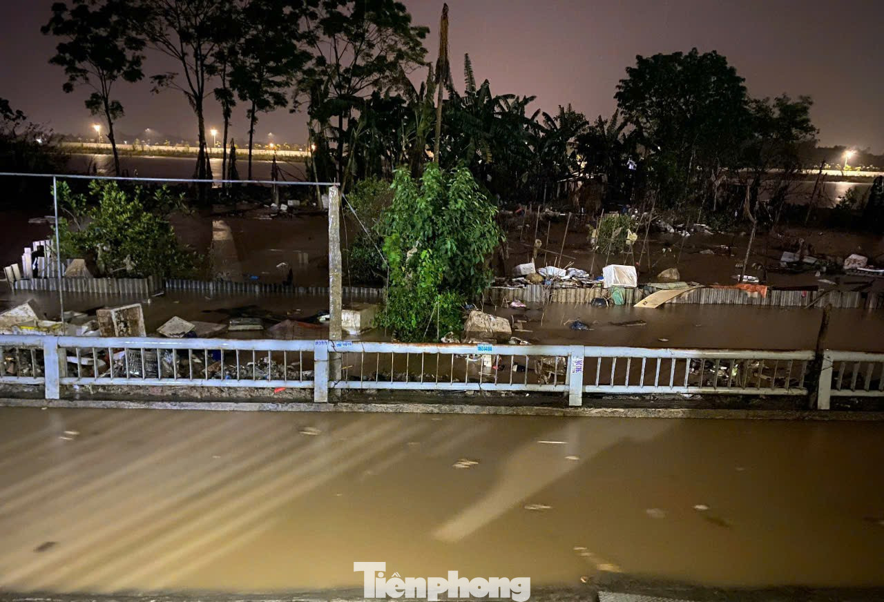 Từ chiều và tối 1/10, mực nước sông Hồng (sông Thao) đoạn qua địa phận thành phố Yên Bái liên tục dâng cao.