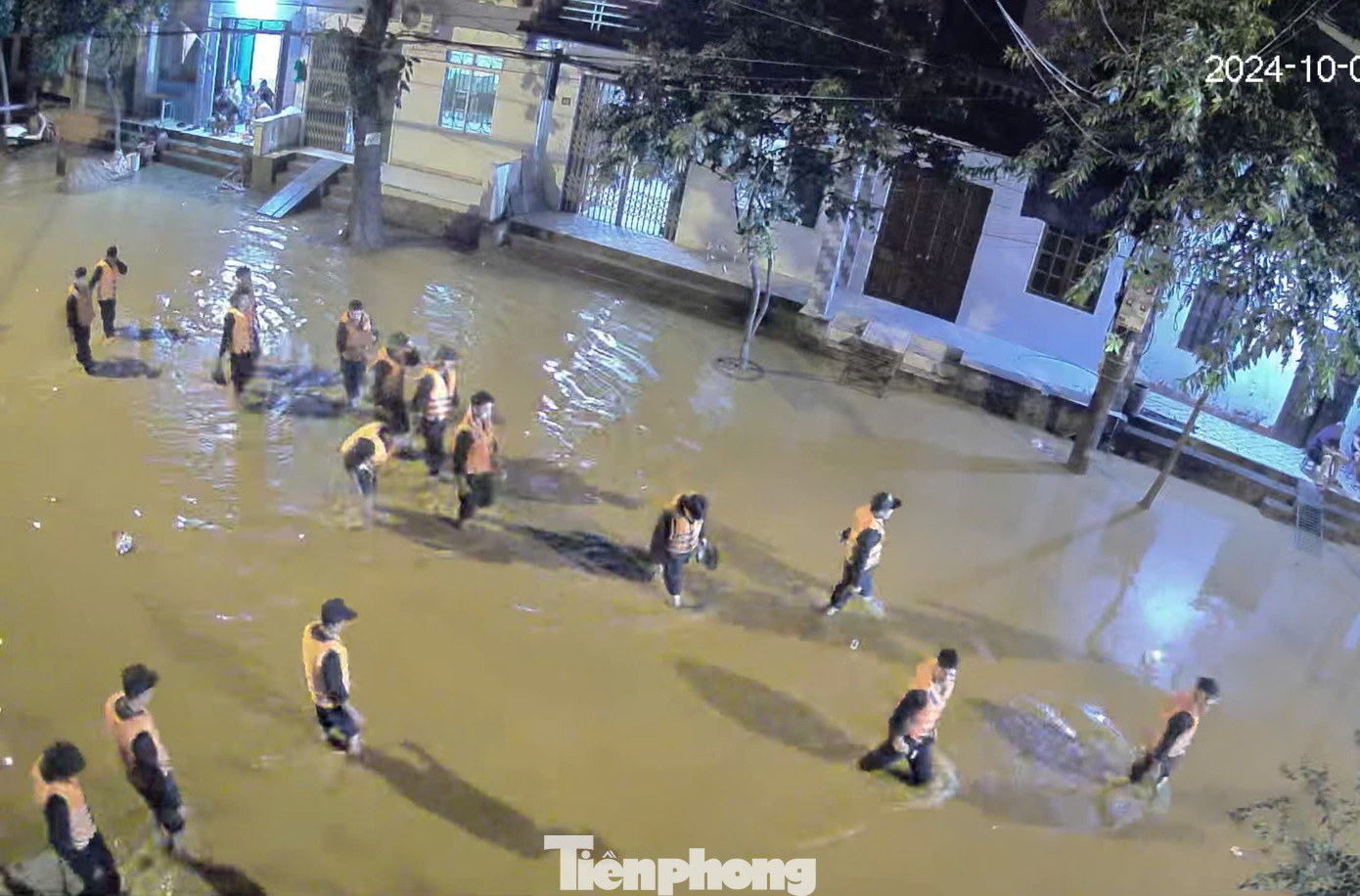 Ngay khi nắm bắt thông tin nước dâng trên các tuyến phố giáp bờ sông Hồng, chính quyền địa phương đã huy động các lực lượng quân sự, công an hỗ trợ người dân di dời tài sản, cảnh báo khu vực ngập úng, theo dõi tình hình mực nước tại các tuyến phố để kịp thời đối phó.