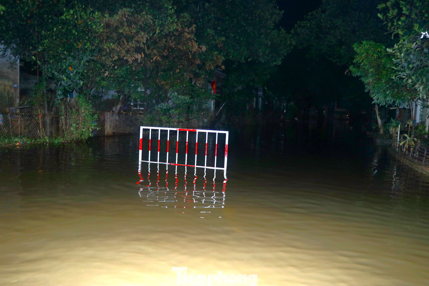 Đến 21h ngày 1/10, mực nước trên sông Hồng là 31,66m (dưới báo động BĐ3 là 0,34m).