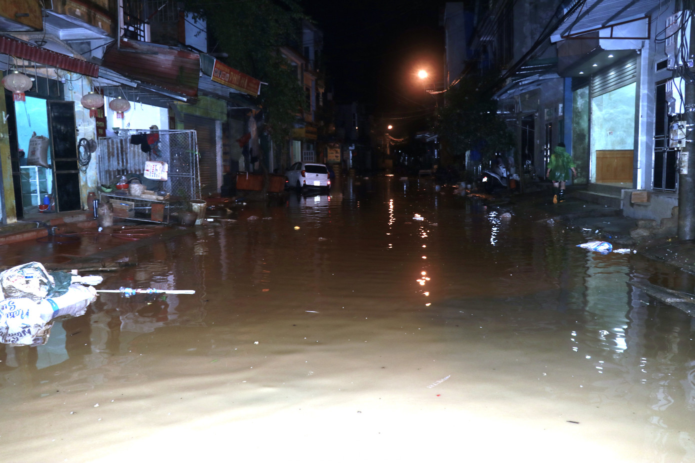 Đến 21h ngày 1/10, mực nước trên sông Hồng là 31,66m (dưới báo động BĐ3 là 0,34m).