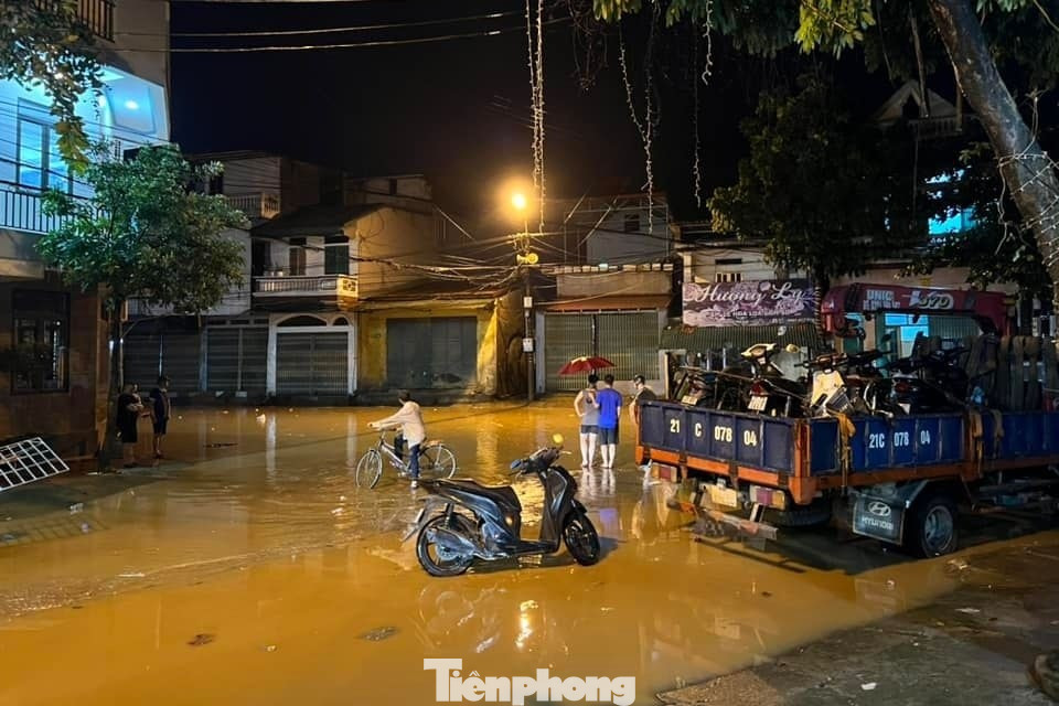 Để đề phòng tình trạng ngập úng xảy ra, người dân tại các tuyến đường giáp sông Hồng khẩn trương di chuyển đồ đạc đến nơi an toàn.