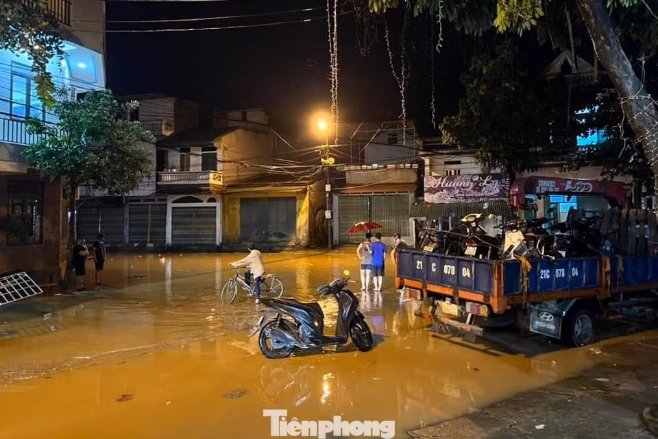 Để đề phòng tình trạng ngập úng xảy ra, người dân tại các tuyến đường giáp sông Hồng khẩn trương di chuyển đồ đạc đến nơi an toàn.