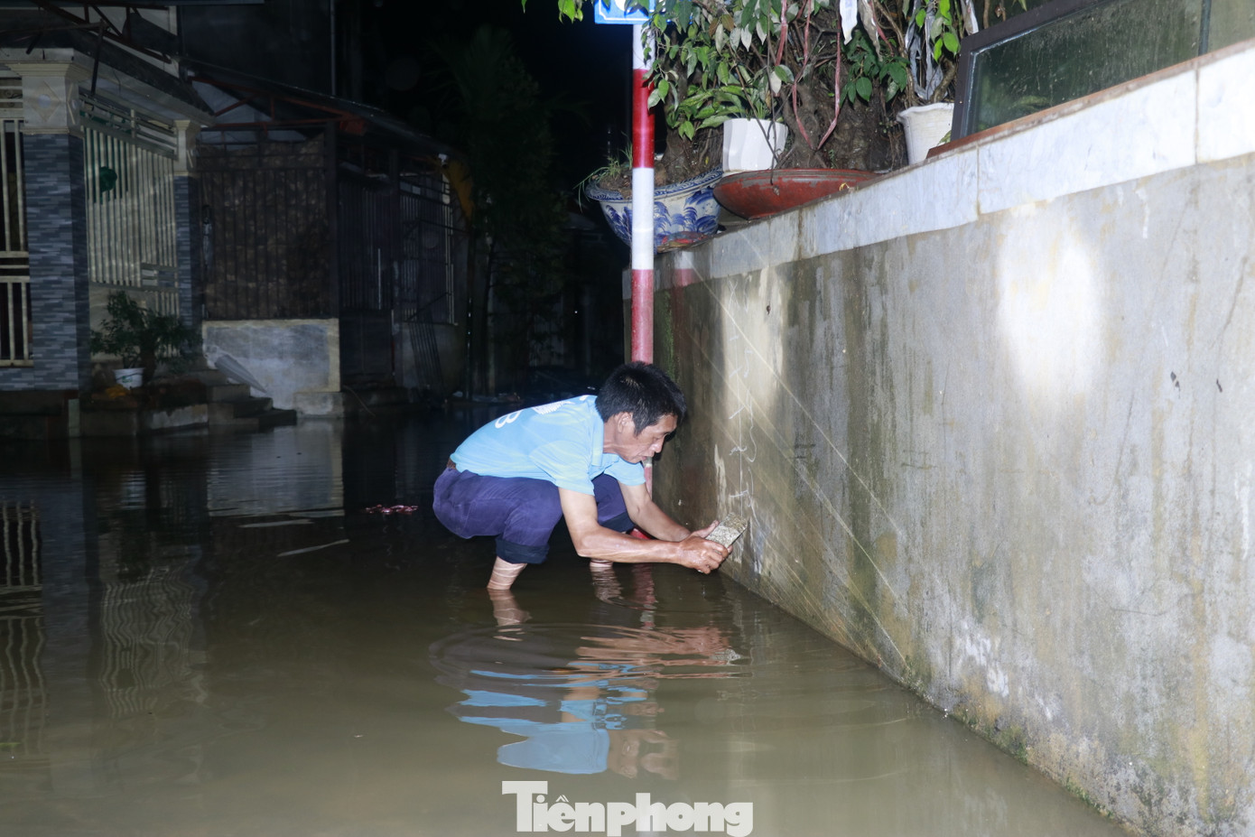 Di chuyển các đồ dùng giá trị lên khu vực trên cao, đồng thời đi theo dõi mực nước dâng lên để chủ động di dời người đến nơi an toàn.
