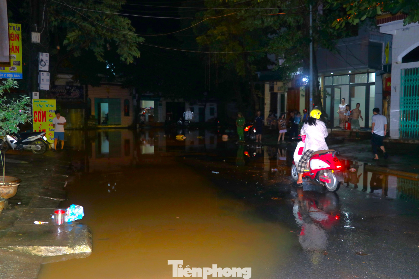 Ban Chỉ huy Phòng chống thiên tai - Tìm kiếm cứu nạn phường Hồng Hà, thành phố Yên Bái đề nghị các tiểu ban Phòng chống thiên tai - Tìm kiếm cứu nạn các tổ dân phố tiếp tục nắm diễn biến, tình hình mưa lũ kịp thời thông báo để các tổ chức, cơ quan, đơn vị và nhân dân biết chủ động phương án ứng phó, di dời người và tài sản đến nơi an toàn để giảm thiểu thấp nhất thiệt hại do mưa lũ gây ra khi nước sông Hồng dâng cao gây ngập lụt.