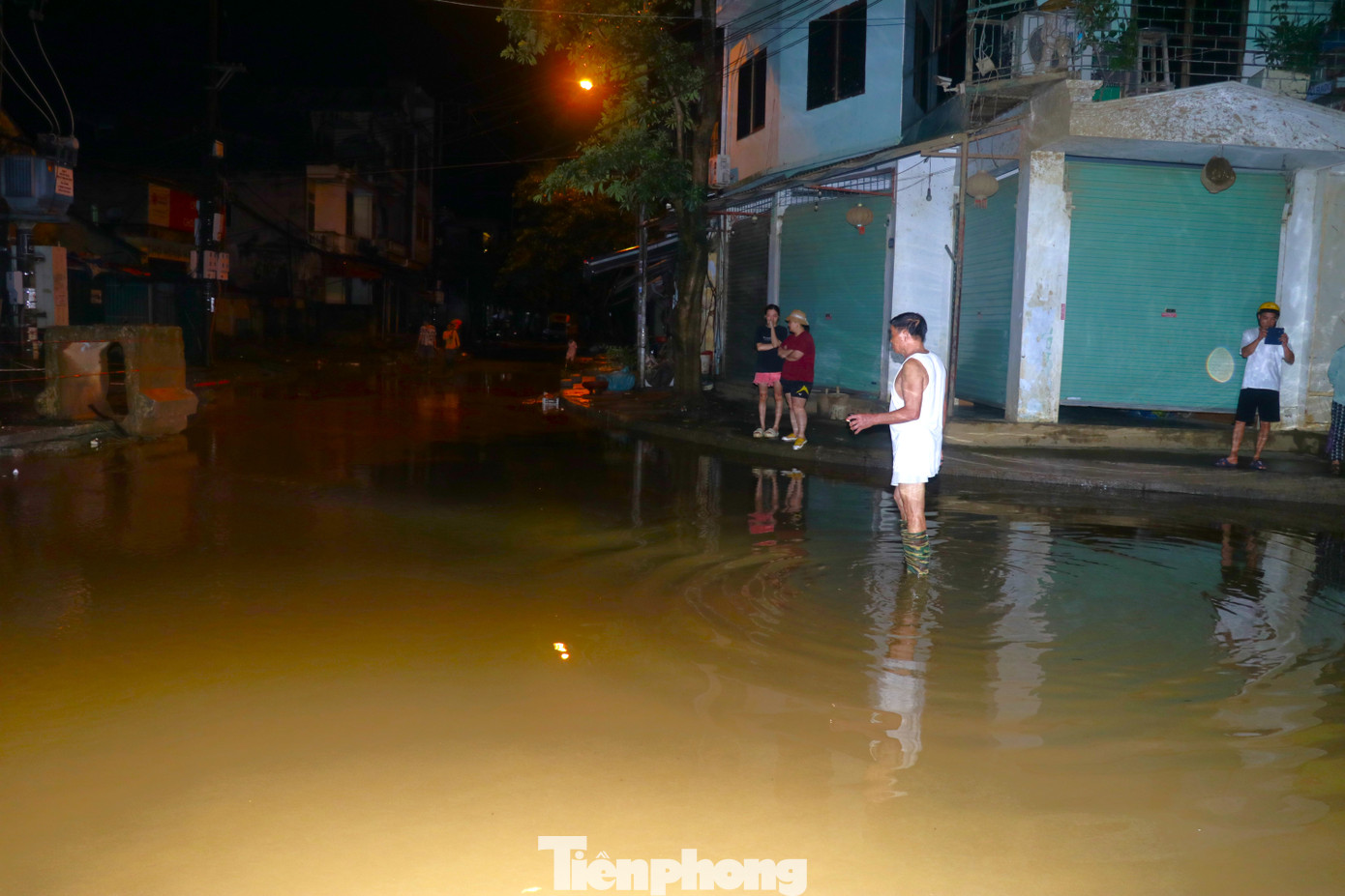 Nước sông dâng cao đã tràn vào đường Thanh Niên và đường kè sông Hồng ở các khu vực trũng thuộc các tổ dân phố Hồng Tân, Hồng Phú, Hồng Thái, Hồng Thanh, phường Hồng Hà, thành phố Yên Bái. Một số vị trí nước đã cao khoảng 50 - 70cm.