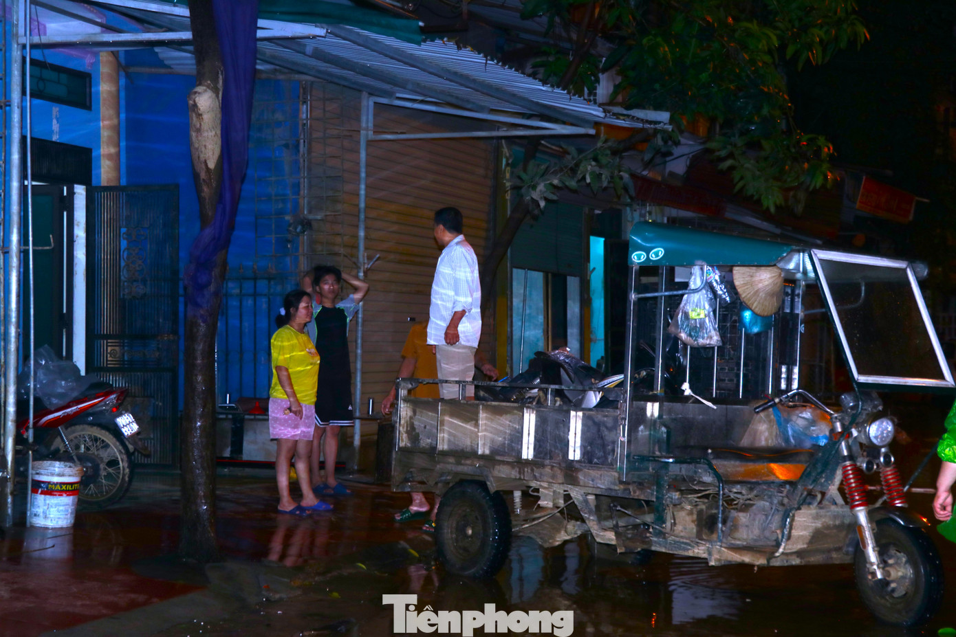 Di chuyển các đồ dùng giá trị lên khu vực trên cao, đồng thời đi theo dõi mực nước dâng lên để chủ động di dời người đến nơi an toàn.