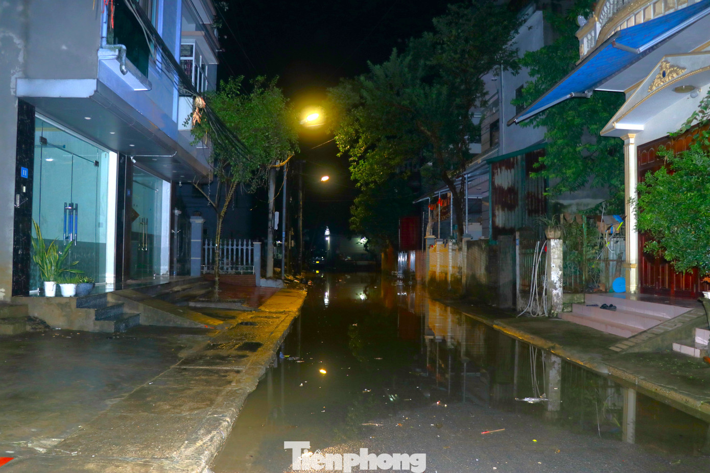 Nước sông dâng cao đã tràn vào đường Thanh Niên và đường kè sông Hồng ở các khu vực trũng thuộc các tổ dân phố Hồng Tân, Hồng Phú, Hồng Thái, Hồng Thanh, phường Hồng Hà, thành phố Yên Bái. Một số vị trí nước đã cao khoảng 50 - 70cm.