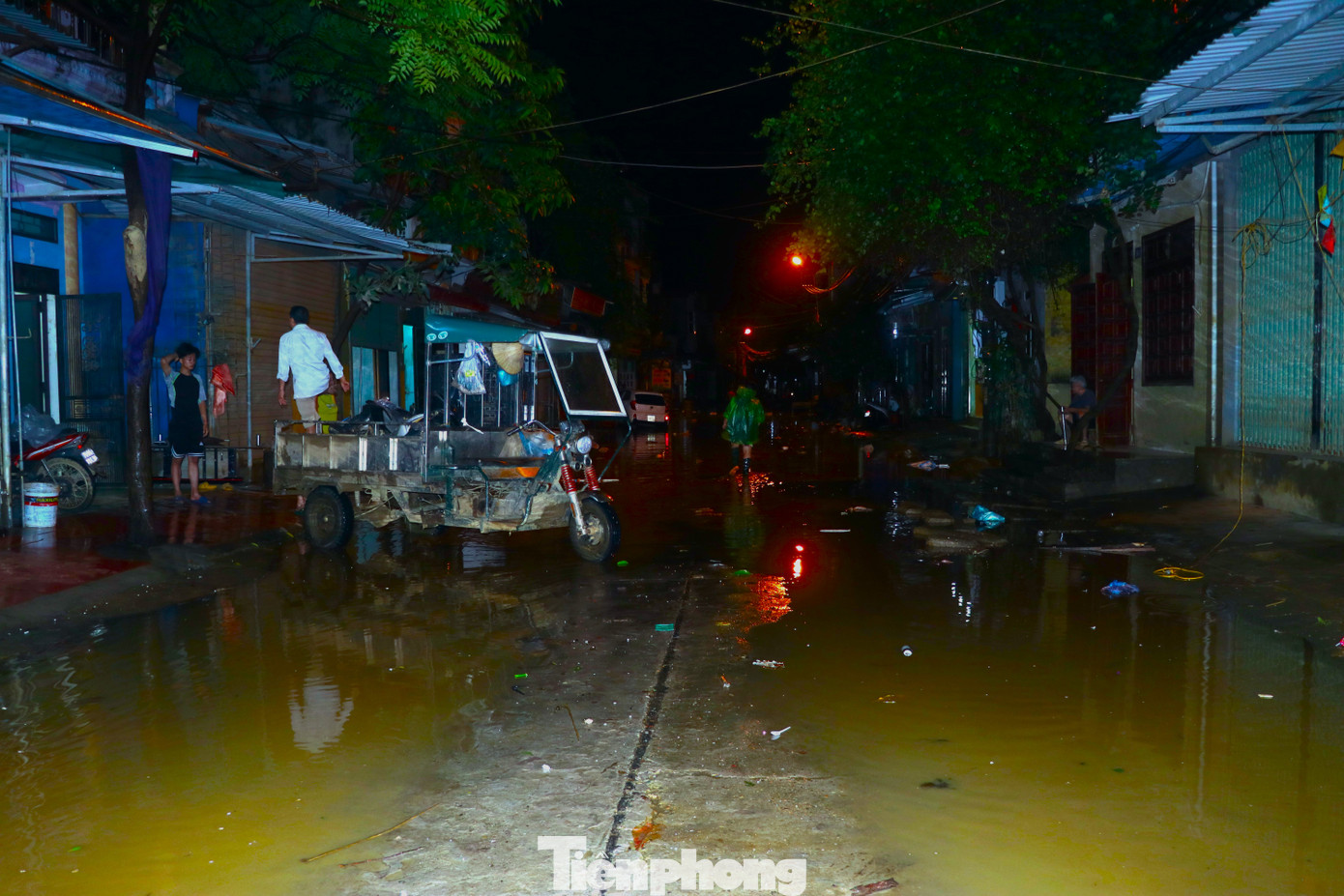 Ban Chỉ huy Phòng chống thiên tai - Tìm kiếm cứu nạn phường Hồng Hà, thành phố Yên Bái đề nghị các tiểu ban Phòng chống thiên tai - Tìm kiếm cứu nạn các tổ dân phố tiếp tục nắm diễn biến, tình hình mưa lũ kịp thời thông báo để các tổ chức, cơ quan, đơn vị và nhân dân biết chủ động phương án ứng phó, di dời người và tài sản đến nơi an toàn để giảm thiểu thấp nhất thiệt hại do mưa lũ gây ra khi nước sông Hồng dâng cao gây ngập lụt.