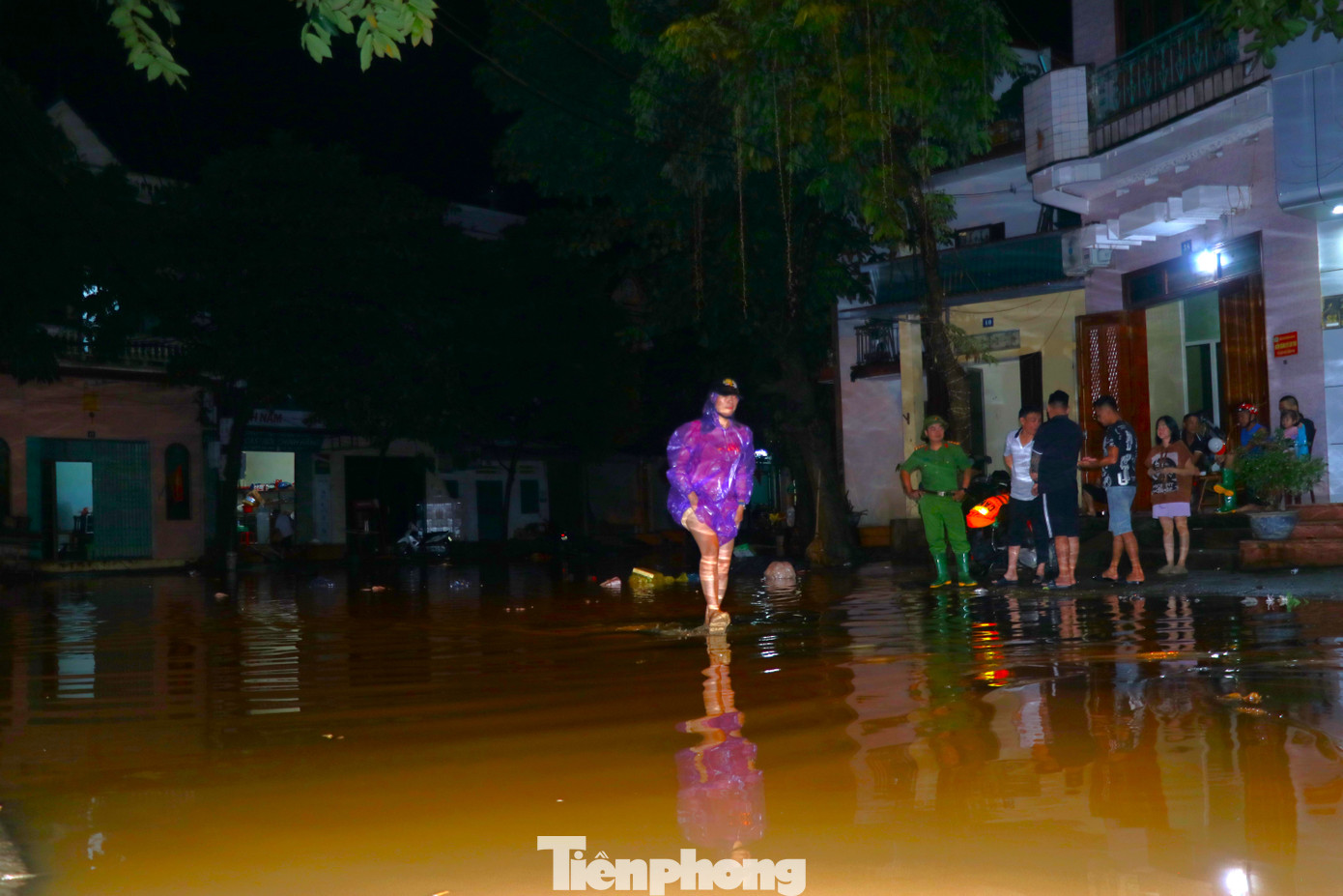 Chị Nguyễn Thị Hương (ở đường Thanh Niên, phường Hồng Hà) cho biết, nhà cửa bị ngập sau đợt bão số 3 vừa qua (đợt ngập lụt lịch sử từ ngày 8/9 đến 11/9) còn chưa dọn dẹp xong, giờ lại ngập tiếp.