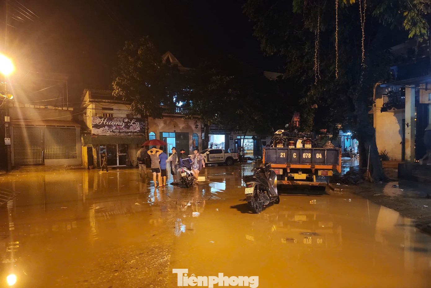 Nước sông dâng cao đã tràn vào đường Thanh Niên và đường kè sông Hồng ở các khu vực trũng thuộc các tổ dân phố Hồng Tân, Hồng Phú, Hồng Thái, Hồng Thanh, phường Hồng Hà, thành phố Yên Bái. Một số vị trí nước đã cao khoảng 50 - 70cm.