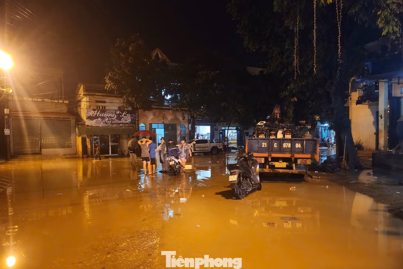 Nước sông dâng cao đã tràn vào đường Thanh Niên và đường kè sông Hồng ở các khu vực trũng thuộc các tổ dân phố Hồng Tân, Hồng Phú, Hồng Thái, Hồng Thanh, phường Hồng Hà, thành phố Yên Bái. Một số vị trí nước đã cao khoảng 50 - 70cm.