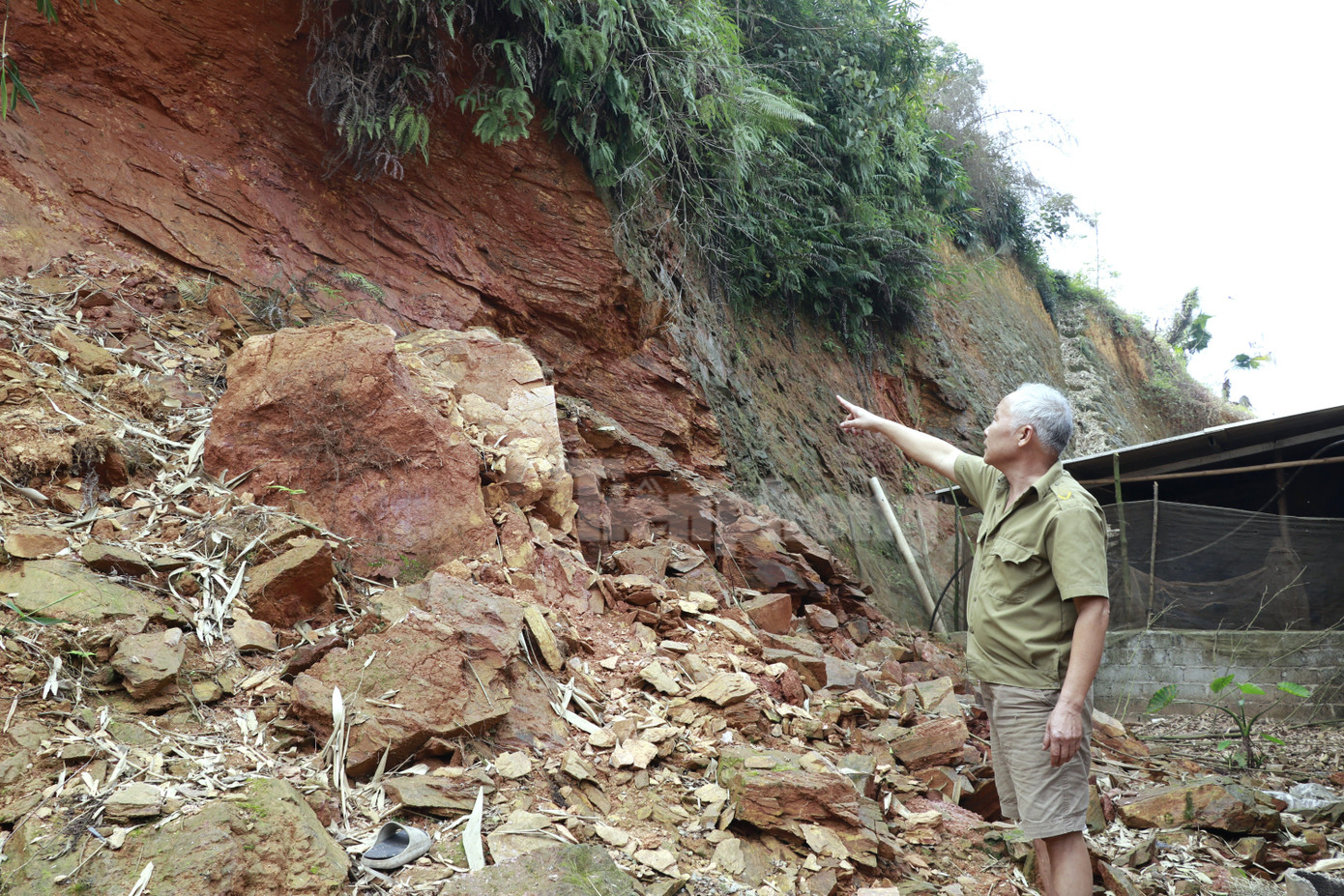 Theo ông Thành, sau khi bị sạt trượt, nhiều ngôi nhà nằm sát taluy âm bị ảnh hưởng nghiêm trọng, có nhà bị đất đá trôi xuống vùi lấp công trình phụ, có nhà sạt lở áp sát tường, cuốn bay nhà bếp.