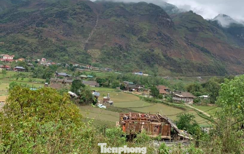 Mưa lớn kèm dông lốc bắt đầu từ 8h sáng 27/3 và kéo dài hơn 1 giờ.