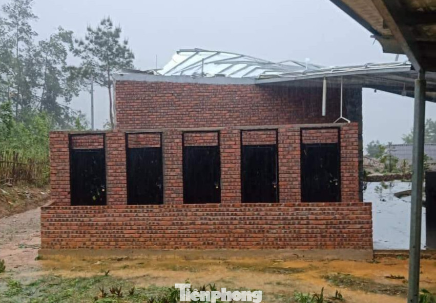 Theo báo cáo nhanh của UBND xã Du Già, ước tính thiệt hại ban đầu do mưa bão sáng 27/3 khoảng hơn 500 triệu đồng.