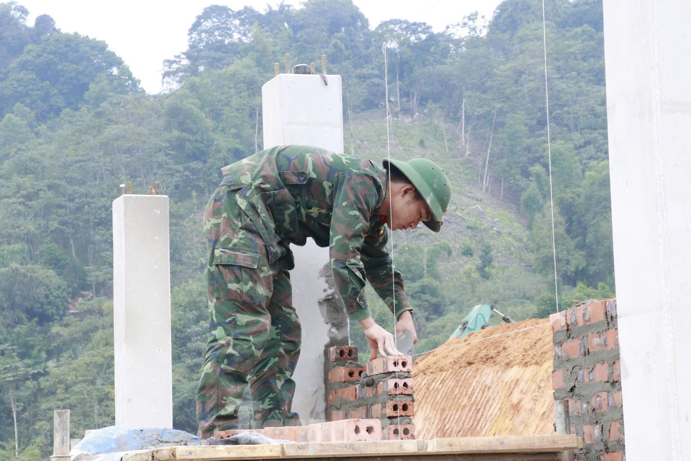 Chị Hoàng Thị Nhiên (thôn Át Thượng, xã Minh Xuân - Gia đình được sắp xếp đến ở tại khu tái định cư) cho biết, sau cú sốc mất đi người chồng, bản thân rất suy sụp, nhà cửa bị vùi lấp hết. "Em cảm ơn Đảng, Nhà nước cùng các chiến sỹ bộ đội Quân Khu 2 đã giúp đỡ gia đình xây một căn nhà mới", chị Nhiên tâm sự.