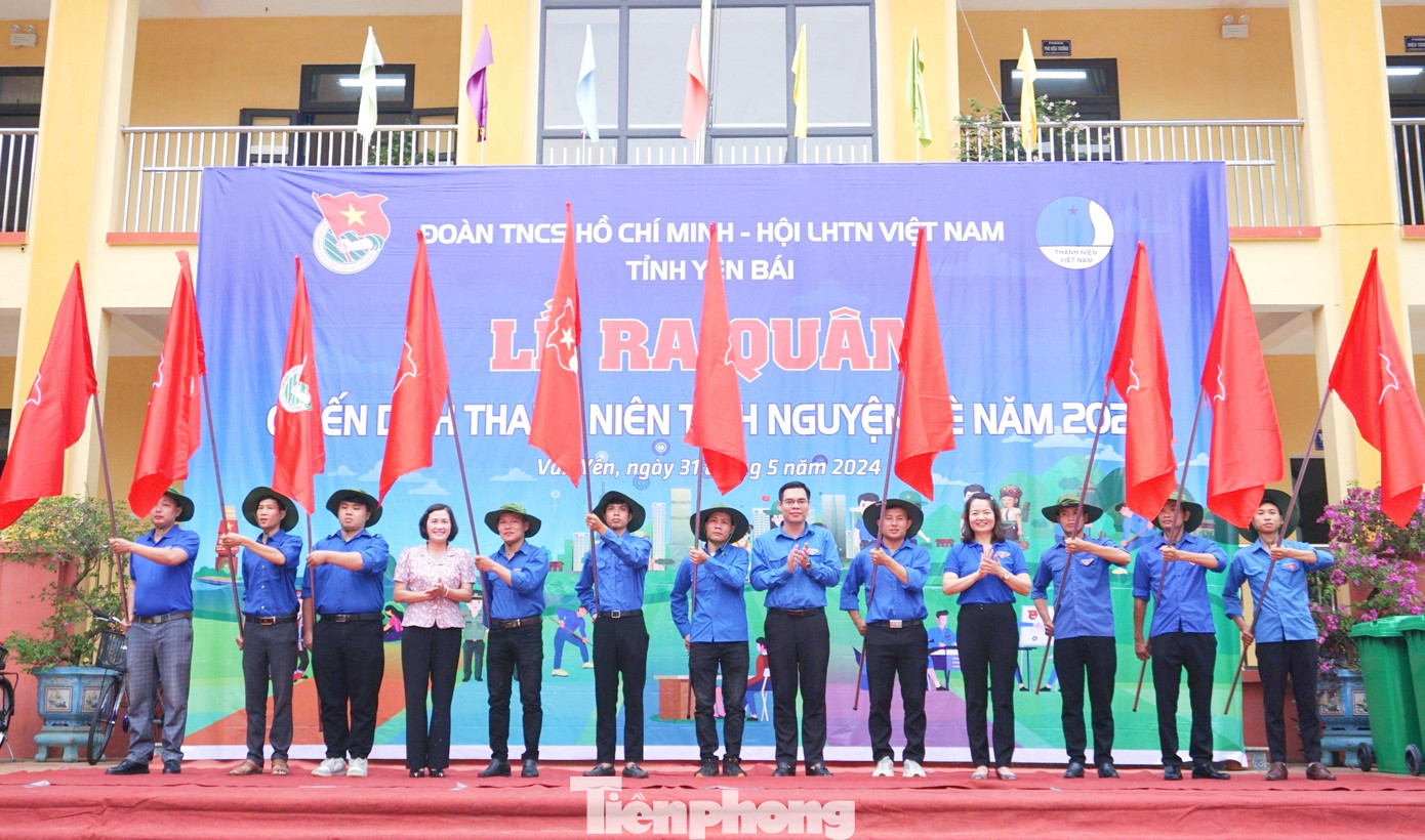 Ban Tổ chức trao mũ và cờ lệnh cho đại diện các đội hình thanh niên tình nguyện Hè 2024 .